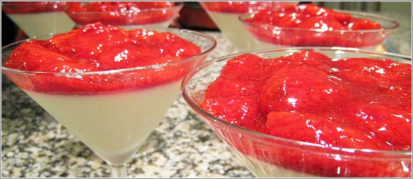 Panacotta con fresas confitadas a la sartén y galleta de hojaldre